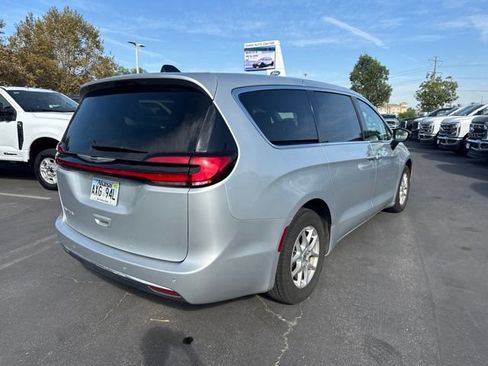 Used 2024 Chrysler Pacifica Touring-L FWD image 3