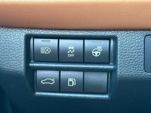 Used 2019 Toyota Avalon Limited image 19