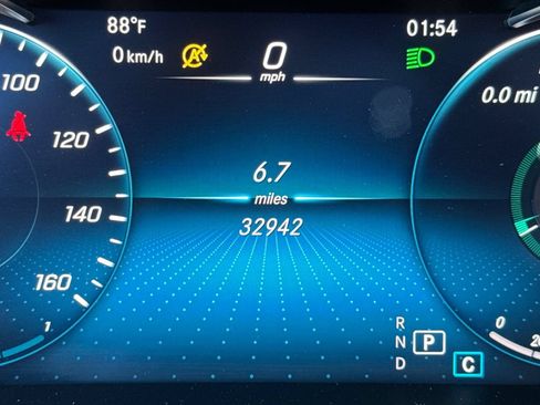 Used 2021 Mercedes-Benz GLC 300 4MATIC image 3