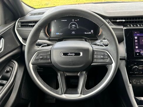 Used 2025 Jeep Grand Cherokee L Laredo image 17