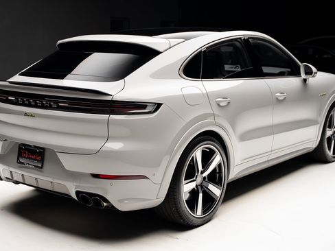 Used 2025 Porsche Cayenne Turbo image 32