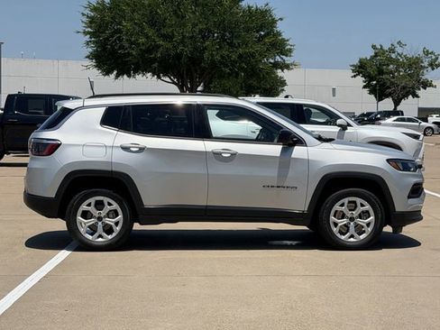 Used 2025 Jeep Compass Latitude AWD/4WD image 3