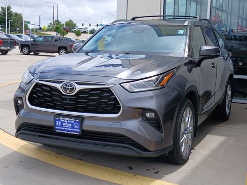 Used 2023 Toyota Highlander Limited AWD/4WD image 3