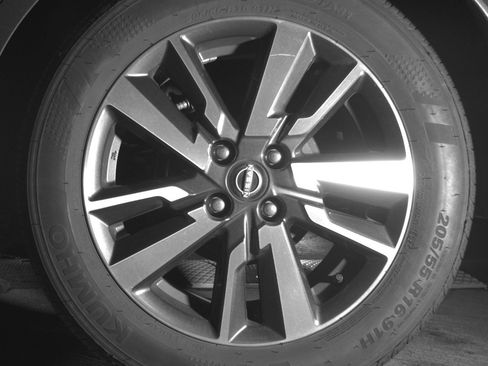 Used 2025 Nissan Versa SV image 14