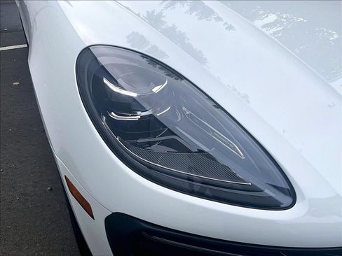 Certified 2024 Porsche Macan AWD/4WD image 30