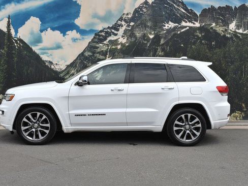 Used 2017 Jeep Grand Cherokee Overland w/ Jeep Active Safety Group AWD/4WD image 7