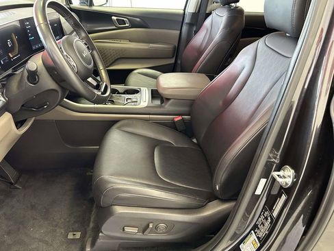 Used 2025 Kia Carnival FWD image 15