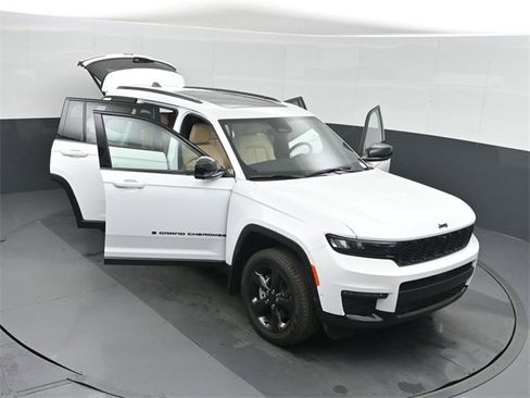 Used 2025 Jeep Grand Cherokee L Limited w/ Luxury Tech Group II image 52