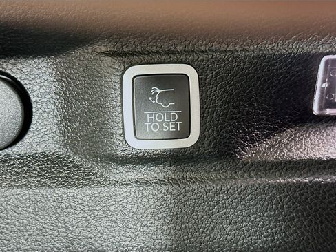Used 2023 Jeep Grand Cherokee L Limited AWD/4WD image 31