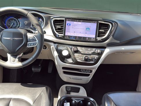 Used 2023 Chrysler Pacifica Touring-L FWD image 24