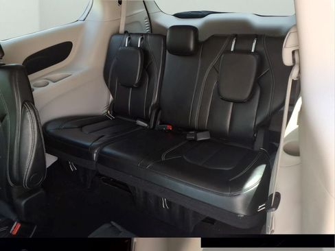 Used 2024 Chrysler Pacifica Touring-L FWD image 30
