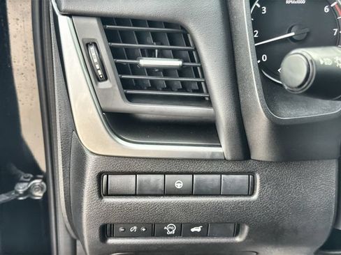 Used 2025 Nissan Rogue SV FWD image 17