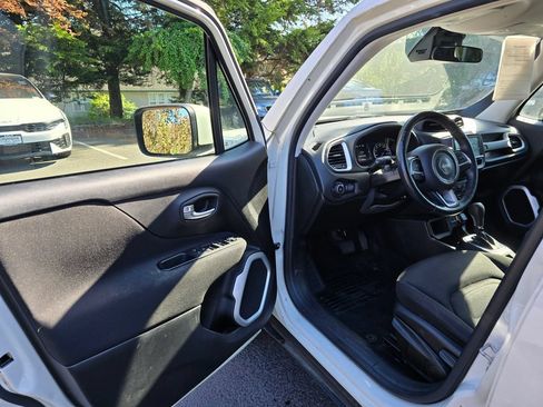 Used 2018 Jeep Renegade Latitude w/ Advanced Technology Group FWD image 7