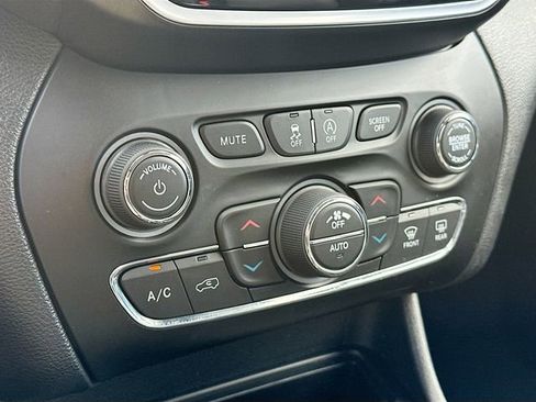 Used 2019 Jeep Cherokee Limited image 16