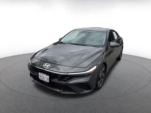 Used 2025 Hyundai Elantra Limited image 7