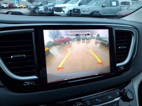 Used 2023 Chrysler Pacifica Touring-L image 24