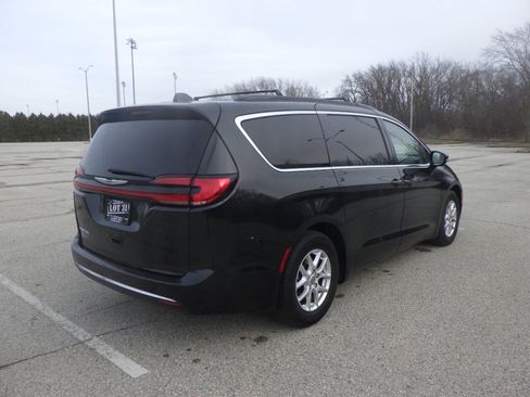 Used 2022 Chrysler Pacifica Touring-L FWD image 7