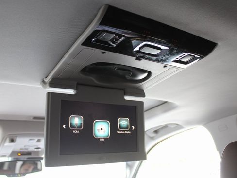 Used 2019 Chevrolet Suburban Premier w/ Premier Plus Edition image 24