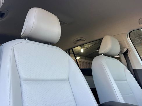 Used 2019 Volkswagen Tiguan SE image 18