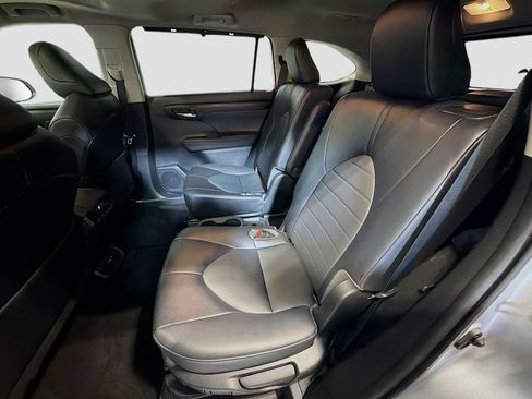 Used 2022 Toyota Highlander XLE AWD/4WD image 26