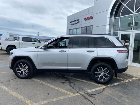 Used 2025 Jeep Grand Cherokee Limited AWD/4WD image 9