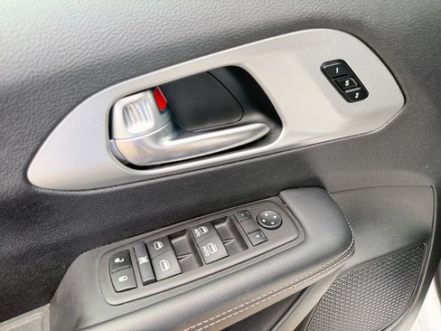 Used 2024 Chrysler Pacifica Limited FWD image 19