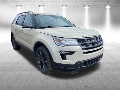 Used 2018 Ford Explorer XLT w/ XLT Appearance Package AWD/4WD image 3