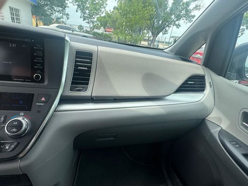 Used 2019 Toyota Sienna LE FWD image 18