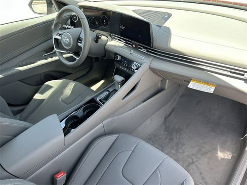 New 2025 Hyundai Elantra SEL image 18