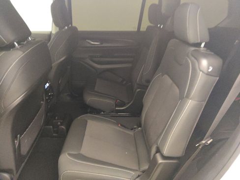 Used 2023 Jeep Grand Cherokee L Laredo image 18