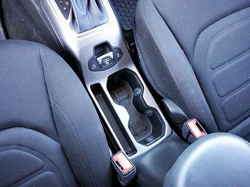 Certified 2022 Jeep Renegade Latitude image 31