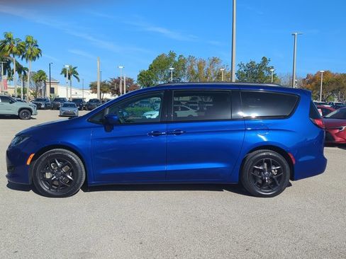 Used 2018 Chrysler Pacifica Touring-L image 6