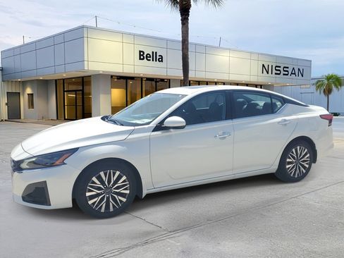 Used 2025 Nissan Altima 2.5 SV w/ SV Premium Package FWD image 2