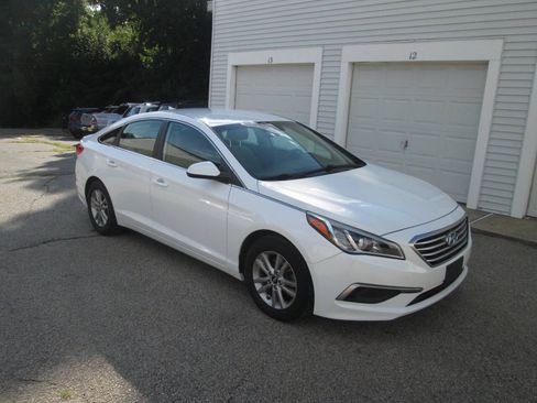 Used 2017 Hyundai Sonata SE FWD image 2