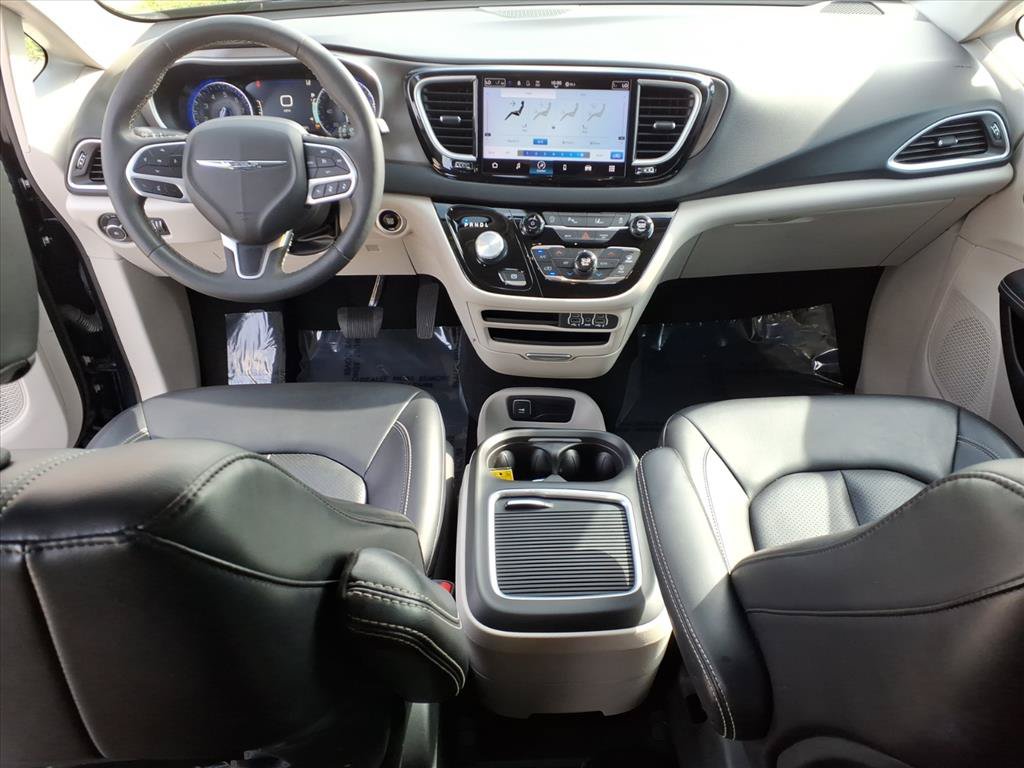 Used 2023 Chrysler Pacifica Touring-L FWD image 9