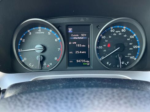Used 2018 Toyota RAV4 XLE FWD image 16