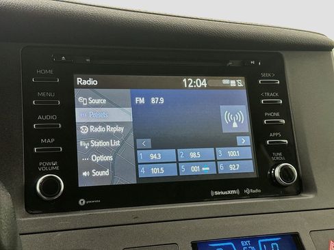 Used 2018 Toyota Sienna SE w/ SE Preferred Package FWD image 17