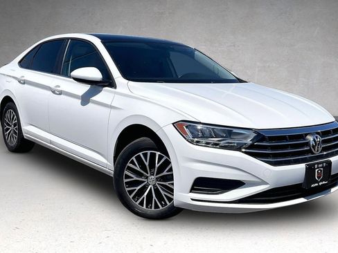 Used 2021 Volkswagen Jetta SE w/ SE Cold Weather Package image 2