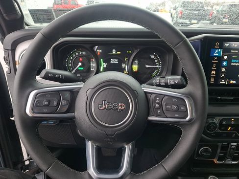 Used 2025 Jeep Wrangler Unlimited Sahara image 17