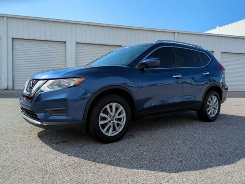 Used 2020 Nissan Rogue SV image 2