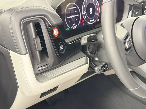 Certified 2026 Porsche Cayenne AWD/4WD image 32