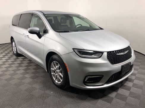 Used 2023 Chrysler Pacifica Touring-L FWD image 2