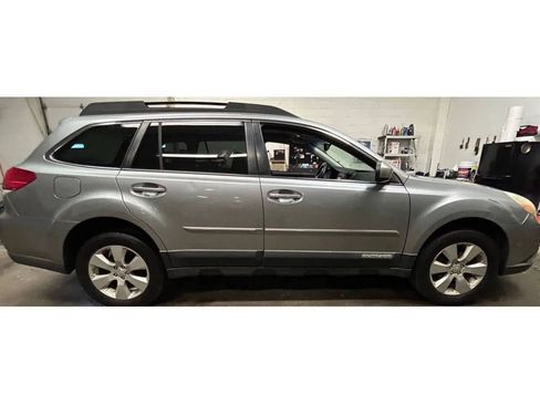 Used 2011 Subaru Outback 2.5i Limited image 5