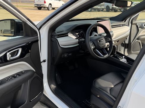 Used 2025 Jeep Compass Limited AWD/4WD image 10