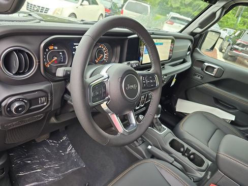 New 2025 Jeep Wrangler Unlimited Sahara AWD/4WD image 15