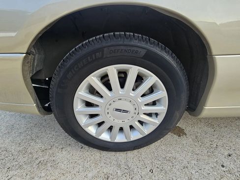 Used 2005 Lincoln Town Car Signature RWD image 24