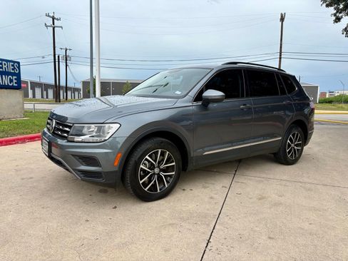 Used 2021 Volkswagen Tiguan SE w/ Panoramic Sunroof Package FWD image 9
