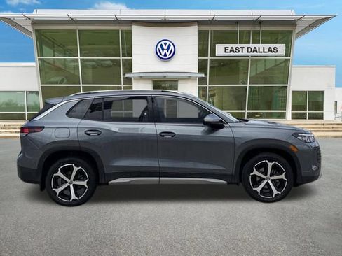 Used 2025 Volkswagen Tiguan SE FWD image 2