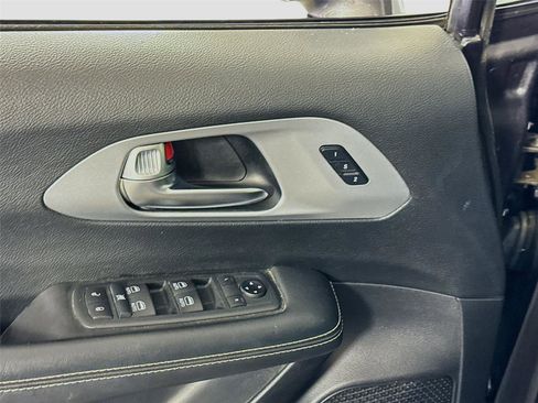 Used 2020 Chrysler Pacifica Touring-L Plus w/ Advanced Safetytec Group FWD image 12