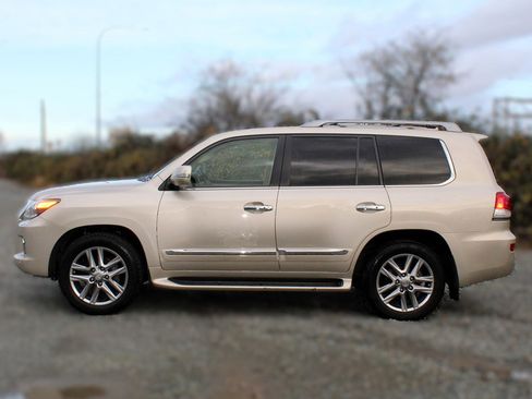 Used 2013 Lexus LX 570 4WD image 4